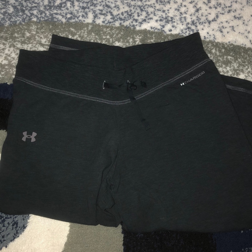 Black flare Under Armour capris